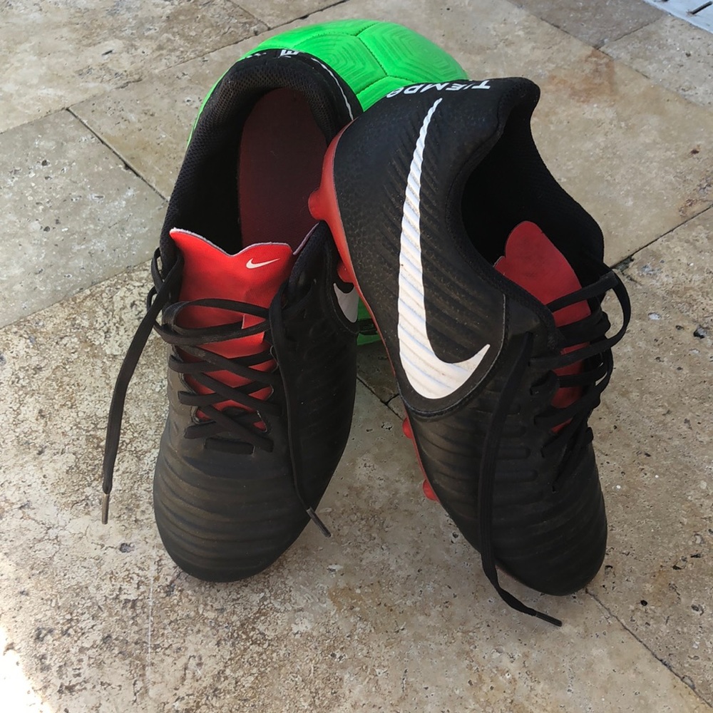Nike Tiempo Soccer Cleats youth 7.5 in good shape